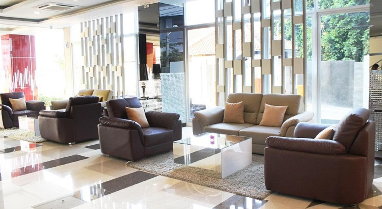 Hotel Gunawangsa Merr Surabaya Exterior photo